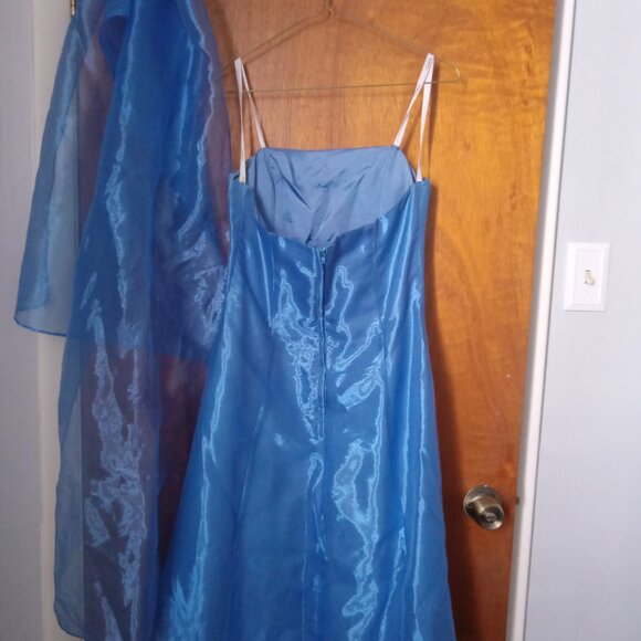 Gown - Picture 3 of 4